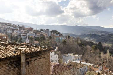 Babadag, Denizli, Türkiye 2 Mart 2024; Babadag şehir meydanı. Denizli Babadag ilçesinin çeşitli çiçek motifleriyle yenilenmiş renkli sokakları.