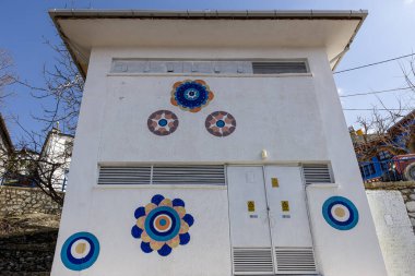 Babadag, Denizli, Türkiye 2 Mart 2024; Babadag şehir meydanı. Denizli Babadag ilçesinin çeşitli çiçek motifleriyle yenilenmiş renkli sokakları.