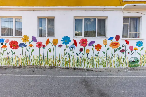 Babadag, Denizli, Türkiye 2 Mart 2024; Babadag şehir meydanı. Denizli Babadag ilçesinin çeşitli çiçek motifleriyle yenilenmiş renkli sokakları.