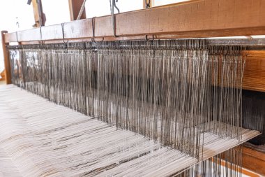  Tahta el dokuma makinesi. Geleneksel dokuma tezgahı, dokuma tezgahı ipeği, pamuk, ipek ip germe ve dokuma makinesini kullanarak örülmüş. Babadag Denizli.