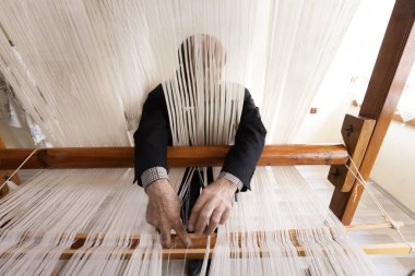  Tahta el dokuma makinesi. Geleneksel dokuma tezgahı, dokuma tezgahı ipeği, pamuk, ipek ip germe ve dokuma makinesini kullanarak örülmüş. Babadag Denizli.