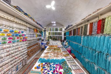 Mardin, Türkiye, 10 Ocak 2024; Mardin pazarında doğal taşlardan yapılmış hediyelik eşya satan bir dükkan. Mardin Çarşısı 'nda yerel halk alışveriş yapıyor..