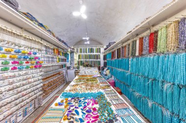 Mardin, Türkiye, 10 Ocak 2024; Mardin pazarında doğal taşlardan yapılmış hediyelik eşya satan bir dükkan. Mardin Çarşısı 'nda yerel halk alışveriş yapıyor..