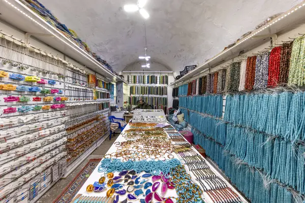 stock image Mardin, Turkey, January 10, 2024; A shop selling souvenirs made of natural stones in the old bazaar of Mardin. Old city Mardin bazaar with local people shopping.