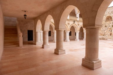 Mor Eliyo Kilisesi, bir Suriye Antik Ortodoks Kilisesi, Mardin 'in Midyat Köyü' nde ibadete açıldı..