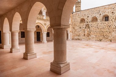 Mor Eliyo Kilisesi, bir Suriye Antik Ortodoks Kilisesi, Mardin 'in Midyat Köyü' nde ibadete açıldı..