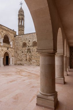 Mor Eliyo Kilisesi, bir Suriye Antik Ortodoks Kilisesi, Mardin 'in Midyat Köyü' nde ibadete açıldı..