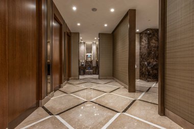 İstanbul Türkiye 19 Mart 2024; Lüks otel tuvaletinin modern içi. Umumi tuvaletin güzel tasarımı. İstanbul, Türkiye.