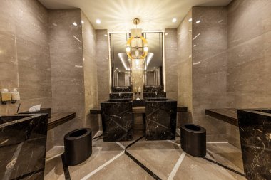 İstanbul Türkiye 19 Mart 2024; Lüks otel tuvaletinin modern içi. Umumi tuvaletin güzel tasarımı. İstanbul, Türkiye.