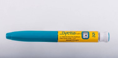 İstanbul, Türkiye 27 Nisan 2024; Byetta 10 mg insülin grubu şeker hastaları için bir uyuşturucudan çıkıyor. Diyabet ilaçları. Byetta 10 mg kutu. Diyabet Hastalığı.