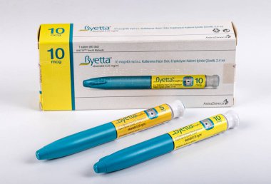 İstanbul, Türkiye 27 Nisan 2024; Byetta 10 mg insülin grubu şeker hastaları için bir uyuşturucudan çıkıyor. Diyabet ilaçları. Byetta 10 mg kutu. Diyabet Hastalığı.