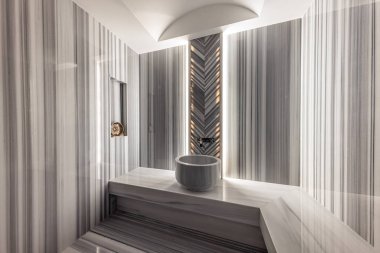 İnsansız Türk banyosu, Türk otel mimarisi Mermer Türk Hamamı. Spa ya da sauna iç tasarımı.