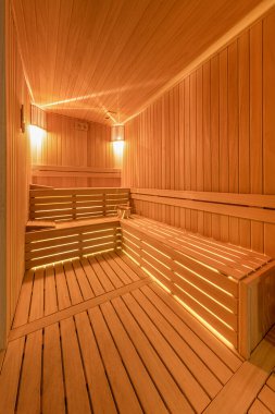 Finlandiya saunasının içi, sıcak buharlı klasik ahşap sauna. Otel SPA merkezindeki sauna odası. Ahşap iç banyolar, ahşap banklar ve güneş pansiyonları sauna aksesuarları, spa kompleksi..