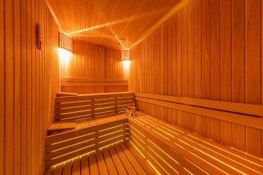 Finlandiya saunasının içi, sıcak buharlı klasik ahşap sauna. Otel SPA merkezindeki sauna odası. Ahşap iç banyolar, ahşap banklar ve güneş pansiyonları sauna aksesuarları, spa kompleksi..