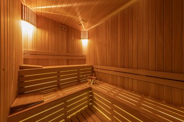 Finlandiya saunasının içi, sıcak buharlı klasik ahşap sauna. Otel SPA merkezindeki sauna odası. Ahşap iç banyolar, ahşap banklar ve güneş pansiyonları sauna aksesuarları, spa kompleksi..
