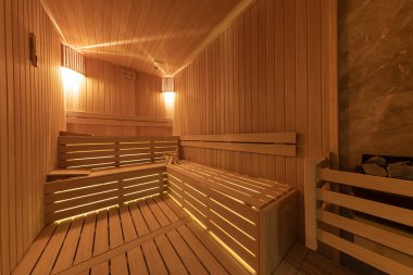 Finlandiya saunasının içi, sıcak buharlı klasik ahşap sauna. Otel SPA merkezindeki sauna odası. Ahşap iç banyolar, ahşap banklar ve güneş pansiyonları sauna aksesuarları, spa kompleksi..