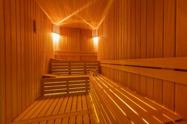 Finlandiya saunasının içi, sıcak buharlı klasik ahşap sauna. Otel SPA merkezindeki sauna odası. Ahşap iç banyolar, ahşap banklar ve güneş pansiyonları sauna aksesuarları, spa kompleksi..