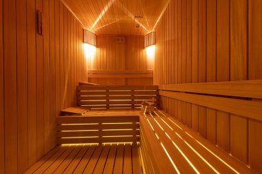 Finlandiya saunasının içi, sıcak buharlı klasik ahşap sauna. Otel SPA merkezindeki sauna odası. Ahşap iç banyolar, ahşap banklar ve güneş pansiyonları sauna aksesuarları, spa kompleksi..