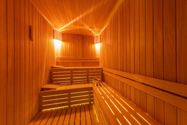 Finlandiya saunasının içi, sıcak buharlı klasik ahşap sauna. Otel SPA merkezindeki sauna odası. Ahşap iç banyolar, ahşap banklar ve güneş pansiyonları sauna aksesuarları, spa kompleksi..