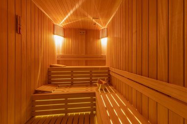 Finlandiya saunasının içi, sıcak buharlı klasik ahşap sauna. Otel SPA merkezindeki sauna odası. Ahşap iç banyolar, ahşap banklar ve güneş pansiyonları sauna aksesuarları, spa kompleksi..