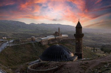 Ishak Paşa Sarayı (Türkçe: Ishak Paşa Sarayı), Ar ilinin Doubayazt ilçesinde yer alan bir saraydır. Doubayazt, Ar, Trkiye. Beyazit Camii.