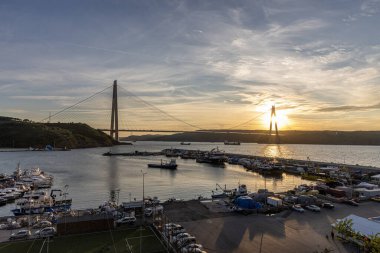 Yavuz Sultan Selim Köprüsü 'nün gün batımı manzarası. Yavuz Sultan Selim Köprüsü İstanbul, Türkiye 'de akşam aydınlığında. Poyraz 'dan 3. Boğaz Köprüsü gece görüşü.