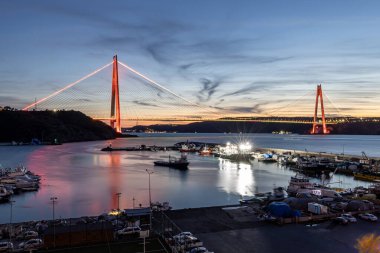 Yavuz Sultan Selim Köprüsü 'nün gün batımı manzarası. Yavuz Sultan Selim Köprüsü İstanbul, Türkiye 'de akşam aydınlığında. Poyraz 'dan 3. Boğaz Köprüsü gece görüşü.