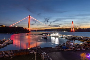 Yavuz Sultan Selim Köprüsü 'nün gün batımı manzarası. Yavuz Sultan Selim Köprüsü İstanbul, Türkiye 'de akşam aydınlığında. Poyraz 'dan 3. Boğaz Köprüsü gece görüşü.