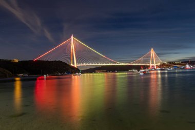 Yavuz Sultan Selim Köprüsü İstanbul, Türkiye 'de akşam aydınlığında. Poyraz 'dan 3. Boğaz Köprüsü gece görüşü.