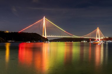 Yavuz Sultan Selim Köprüsü İstanbul, Türkiye 'de akşam aydınlığında. Poyraz 'dan 3. Boğaz Köprüsü gece görüşü.