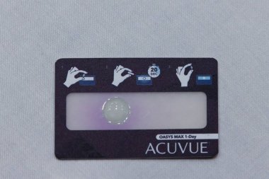 İstanbul Türkiye 28 Nisan 2024; Acuvue vahası maksimum göz lensleri, mavi ışık filtresi ile yeni teknoloji gözlük lensleri. İstanbul, Türkiye.