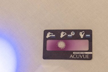 İstanbul Türkiye 28 Nisan 2024; Acuvue vahası maksimum göz lensleri, mavi ışık filtresi ile yeni teknoloji gözlük lensleri. İstanbul, Türkiye.