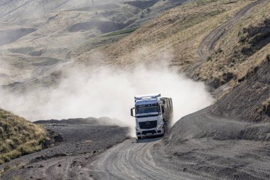 Bitlis, Türkiye, 6 Temmuz 2024, kırsal yolda giden Mercedes kamyonu. Bitlis Türkiye 'de kırsal tozlu bir yolda giden Mercedes kamyonu.