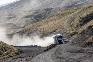Bitlis, Türkiye, 6 Temmuz 2024, kırsal yolda giden Mercedes kamyonu. Bitlis Türkiye 'de kırsal tozlu bir yolda giden Mercedes kamyonu.