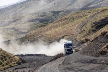 Bitlis, Türkiye, 6 Temmuz 2024, kırsal yolda giden Mercedes kamyonu. Bitlis Türkiye 'de kırsal tozlu bir yolda giden Mercedes kamyonu.
