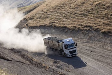 Bitlis, Türkiye, 6 Temmuz 2024, kırsal yolda giden Mercedes kamyonu. Bitlis Türkiye 'de kırsal tozlu bir yolda giden Mercedes kamyonu.