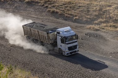 Bitlis, Türkiye, 6 Temmuz 2024, kırsal yolda giden Mercedes kamyonu. Bitlis Türkiye 'de kırsal tozlu bir yolda giden Mercedes kamyonu.