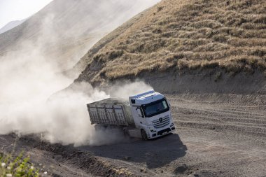 Bitlis, Türkiye, 6 Temmuz 2024, kırsal yolda giden Mercedes kamyonu. Bitlis Türkiye 'de kırsal tozlu bir yolda giden Mercedes kamyonu.
