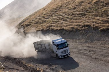 Bitlis, Türkiye, 6 Temmuz 2024, kırsal yolda giden Mercedes kamyonu. Bitlis Türkiye 'de kırsal tozlu bir yolda giden Mercedes kamyonu.