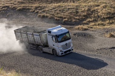 Bitlis, Türkiye, 6 Temmuz 2024, kırsal yolda giden Mercedes kamyonu. Bitlis Türkiye 'de kırsal tozlu bir yolda giden Mercedes kamyonu.