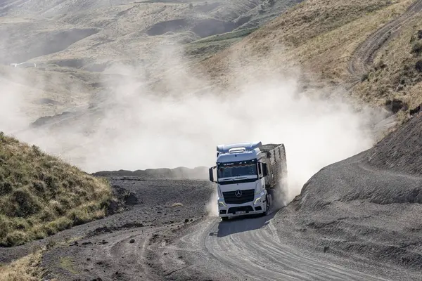 Bitlis, Türkiye, 6 Temmuz 2024, kırsal yolda giden Mercedes kamyonu. Bitlis Türkiye 'de kırsal tozlu bir yolda giden Mercedes kamyonu.