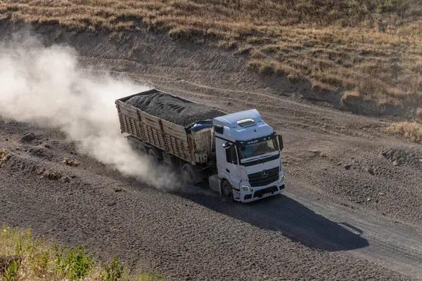 Bitlis, Türkiye, 6 Temmuz 2024, kırsal yolda giden Mercedes kamyonu. Bitlis Türkiye 'de kırsal tozlu bir yolda giden Mercedes kamyonu.