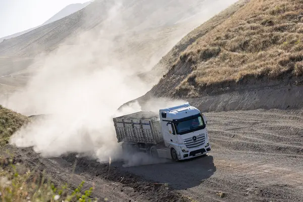 Bitlis, Türkiye, 6 Temmuz 2024, kırsal yolda giden Mercedes kamyonu. Bitlis Türkiye 'de kırsal tozlu bir yolda giden Mercedes kamyonu.