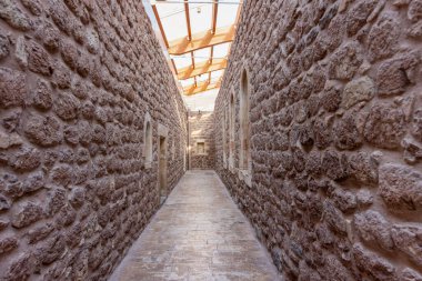 Agri, Türkiye, 5 Temmuz 2024; Ishak Paşa Sarayı (Türkçe: Ishak Paşa Sarayi), Agri 'nin Dogubayazit ilçesinde yer alır. Dogubayazit, Tarım, Türkiye. İç görünüm.