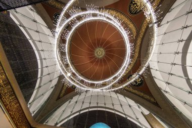 İstanbul Türkiye, 4 Mayıs 2023; İstanbul 'un Uskudar ilçesi Çağdaş Sakirin Camii' nin içi.