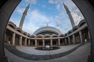 İstanbul Türkiye, 4 Mayıs 2023; Sakirin Camisi (Türkçe: Sakirin Camii), İstanbul 'un Uskudar ilçesindeki Karacaahmet Mezarlığı' nın girişlerinden birinde yer alan modern bir cami..