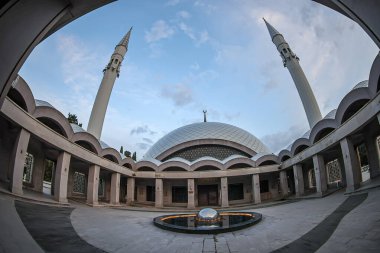 İstanbul Türkiye, 4 Mayıs 2023; Sakirin Camisi (Türkçe: Sakirin Camii), İstanbul 'un Uskudar ilçesindeki Karacaahmet Mezarlığı' nın girişlerinden birinde yer alan modern bir cami..