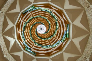 İstanbul Türkiye, 4 Mayıs 2023; Marmara Üniversitesi İlahiyat Fakültesi Cami İç Görünümü. Uskudar, Altunizade, İstanbul, Türkiye.