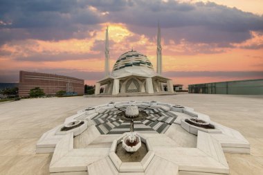 Marmara Üniversitesi İlahiyat Fakültesi Camii 'nin dışında Türkçe adı İlahiyat Camii, Uskudar ilçesinde, İstanbul, Türkiye