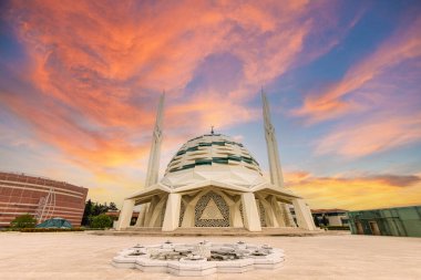 Marmara Üniversitesi İlahiyat Fakültesi Camii 'nin dışında Türkçe adı İlahiyat Camii, Uskudar ilçesinde, İstanbul, Türkiye